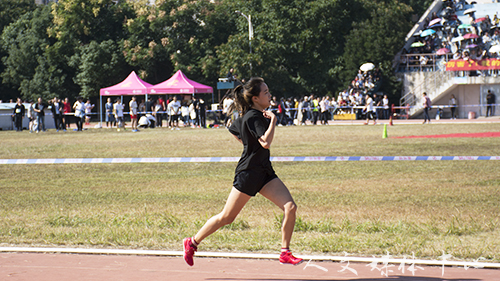 青春人文 共唱赞歌——记我院学子参加校第27届运动会开幕式