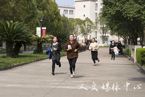 凭巾扬彩 携春赛跑——williamhill威廉希尔举办女生定向跑活动