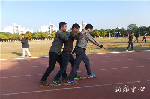 秋日胜春朝，运动场上欢乐多