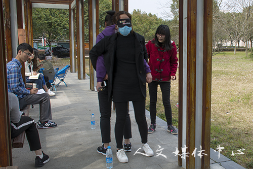 凭巾扬彩 携春赛跑——williamhill威廉希尔举办女生定向跑活动