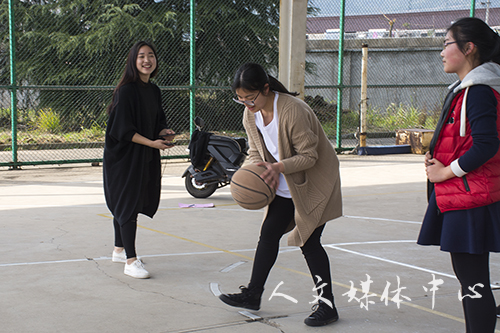 凭巾扬彩 携春赛跑——williamhill威廉希尔举办女生定向跑活动